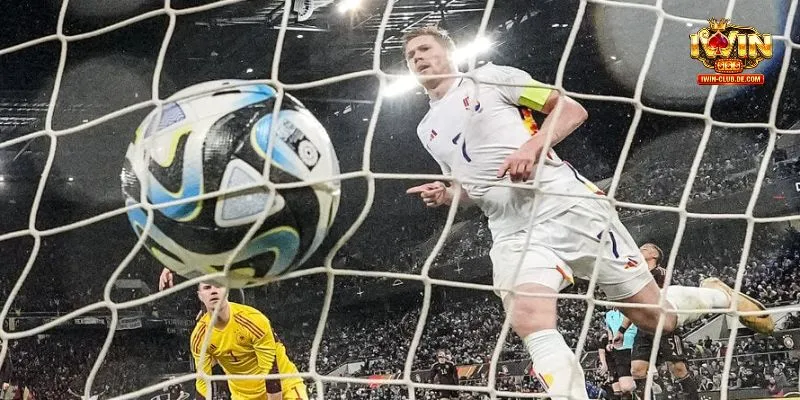 Kèo Sút Bóng Ra Ngoài Đầu Tiên - Phân Tích Đường Bóng Đúng Quỹ Đạo 